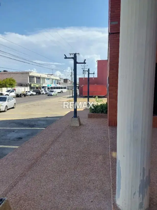 Excelente Oportunidad Comercial: Local en Alquiler – Av. Ollervides, Puerta Maraven.