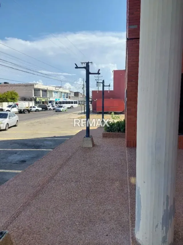Excelente Oportunidad Comercial: Local en Alquiler – Av. Ollervides, Puerta Maraven.