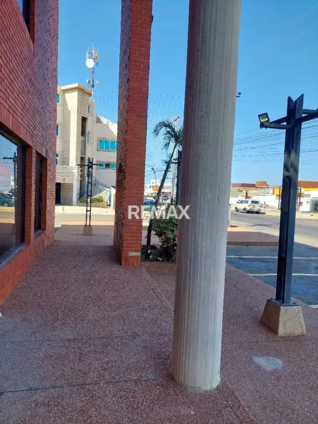 Excelente Oportunidad Comercial: Local en Alquiler – Av. Ollervides, Puerta Maraven. - 2