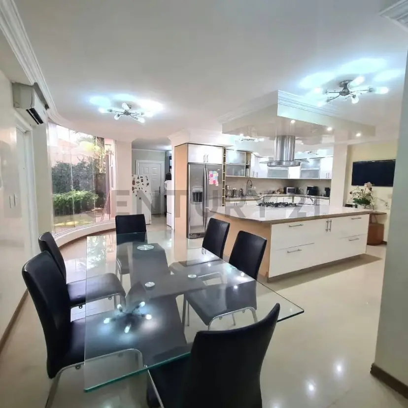 Villa en venta en campo de golf con muelle