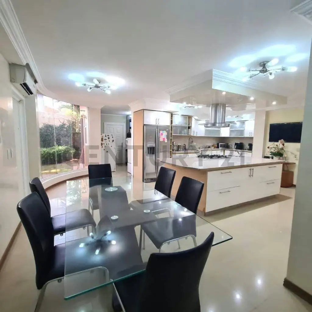 Villa en venta en campo de golf con muelle