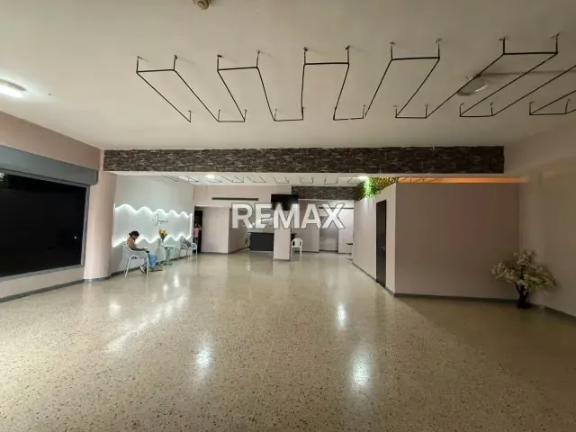 Extraordinario Local Comercial en Venta, 285,09 m2, C.C. Daymar, a pie de calle - 3