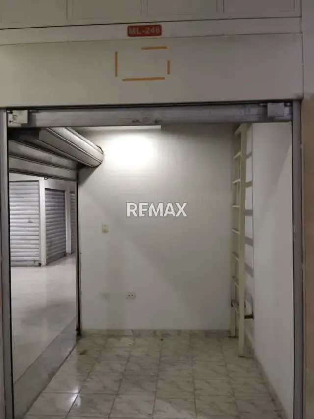 En Venta Local Comercial en C.C. Gran Bazar Valencia Av Lara - 3