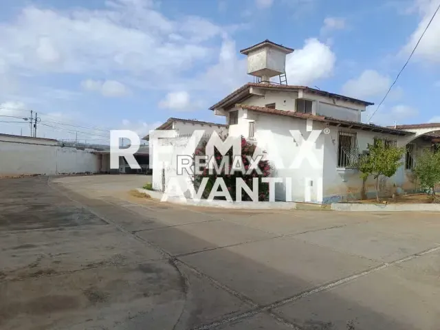 Casa en Venta, Urb. Santa Irene. - 3