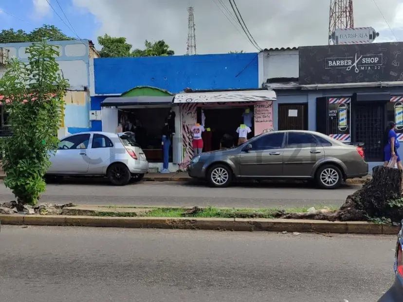 En venta Casa con Dos Locales Comerciales