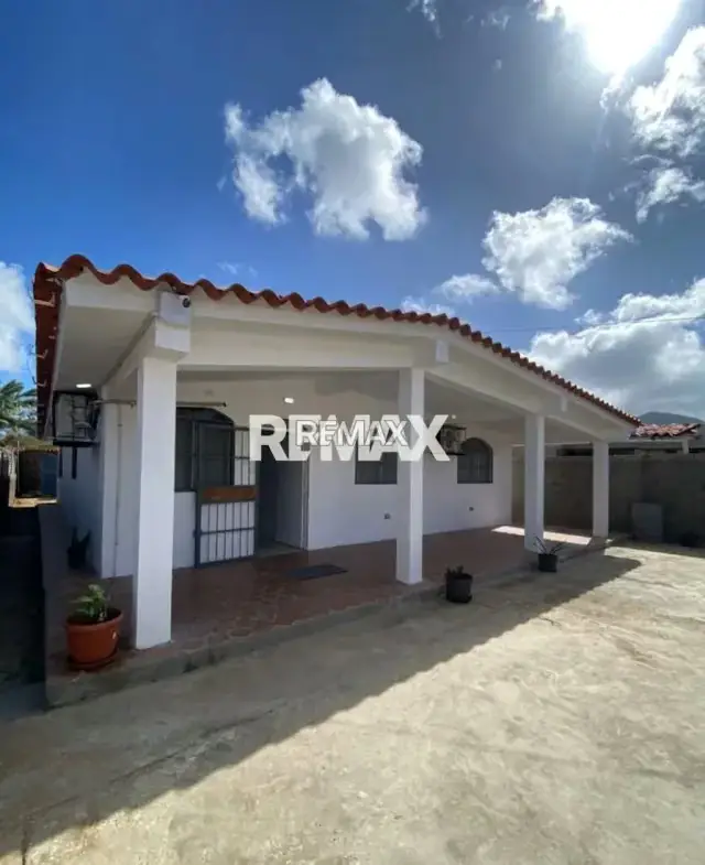 CASA TRADICIONAL Y MODERNA EN SANTA ANA, LAS GAMBOAS