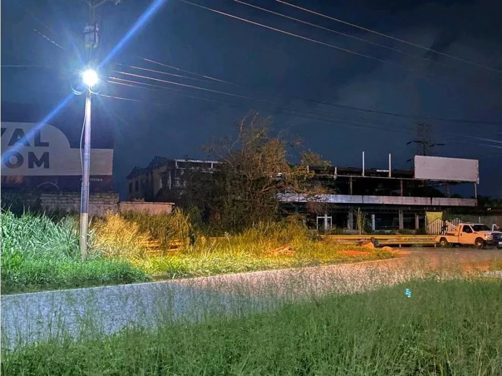 Se vende Terreno con edificación de estructura para galpón en la Autop
