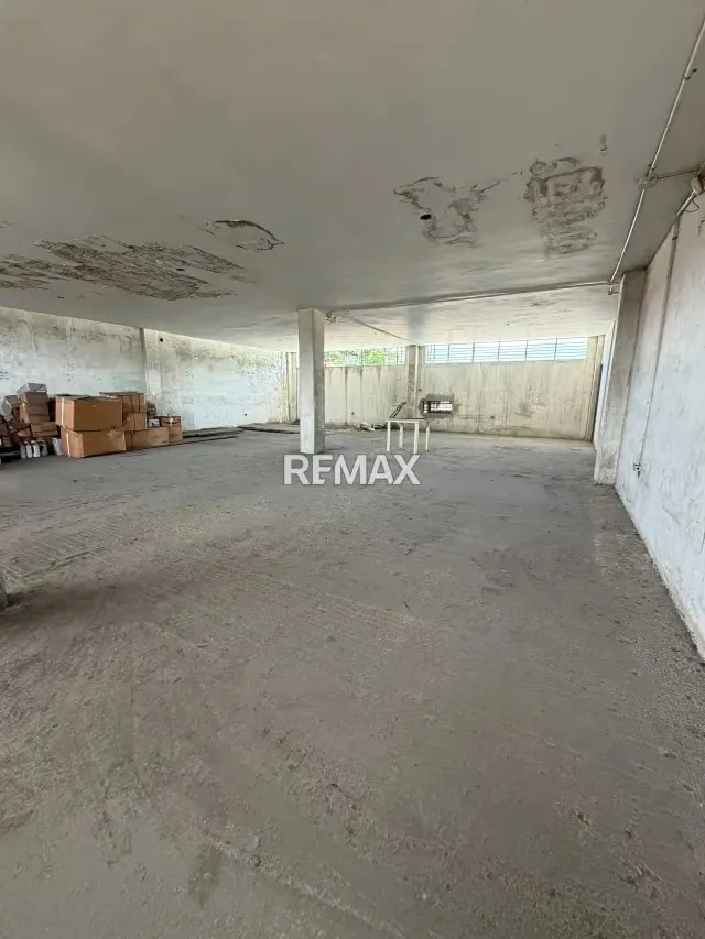 En venta local con galpones en avenida Francisco de Miranda al lado de estación de servicio la gruta - 5