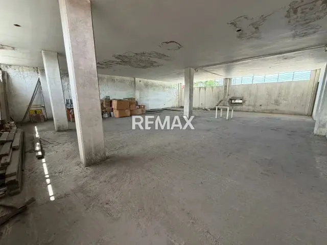 En venta local con galpones en avenida Francisco de Miranda al lado de estación de servicio la gruta - 6