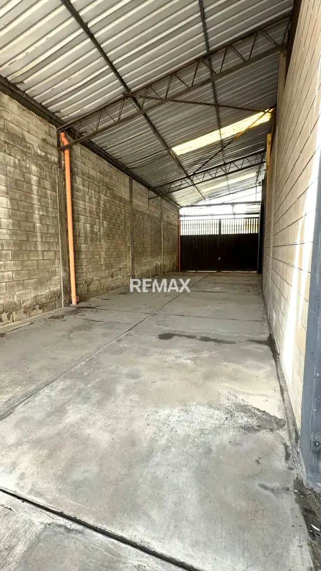 En venta local con galpones en avenida Francisco de Miranda al lado de estación de servicio la gruta - 9