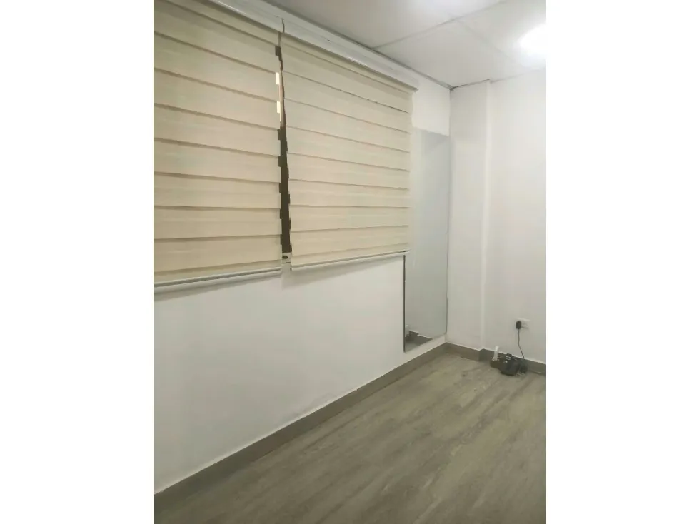 Se alquila oficina remodelada 30m2 Chacao 1167
