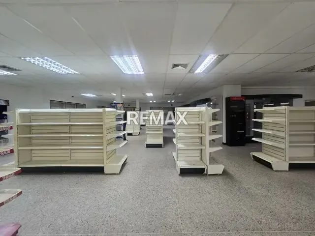 LOCAL COMERCIAL EN ALQUILER EN ESQUINA ESTRATEGICA CABIMAS - 2