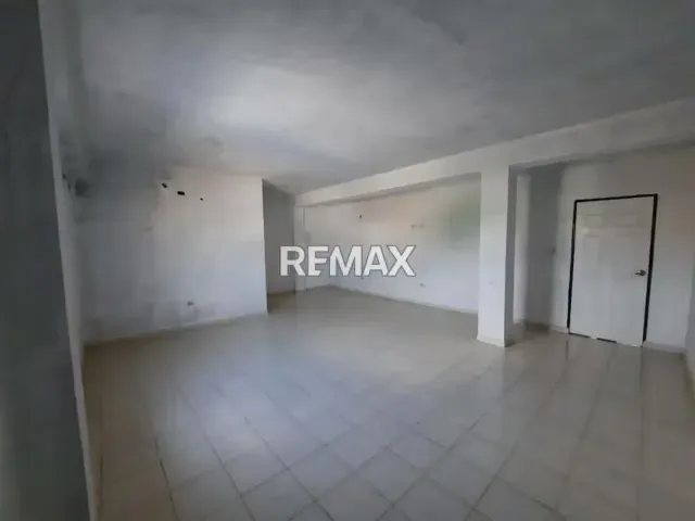 Oficina Comercial en Alquiler, Urbanización Santa Irene. - 2