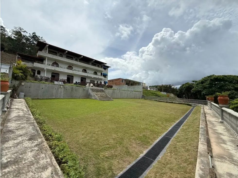 Se vende casa 950m2 6H+S/4.5B+S/14P La Lagunita