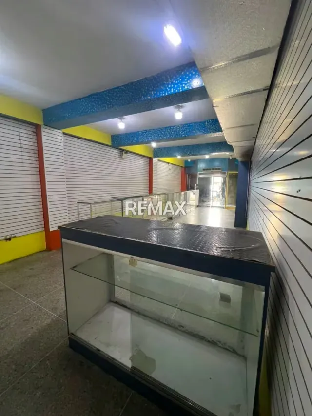 EN ALQUILER LOCAL COMERCIAL A PIE DE CALLE , CENTRO DE MARACAY - 4