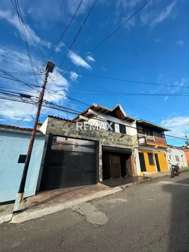 EN VENTA: CASA-DÚPLEX + LOCAL COMERCIAL | AV. 3, RUBIO - 11