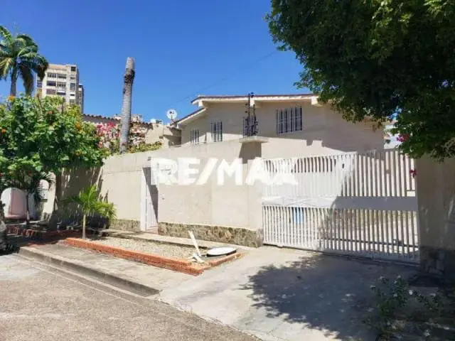 EN VENTA PROPIEDAD CON POTENCIAL RESIDENCIAL Y COMERCIAL, URB SABANAMAR, ISLA DE MARGARITA.