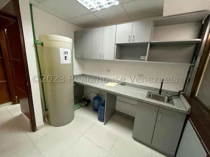 Oficina en Alquiler en Los Palos Grandes, Distrito Metropolitano - 13