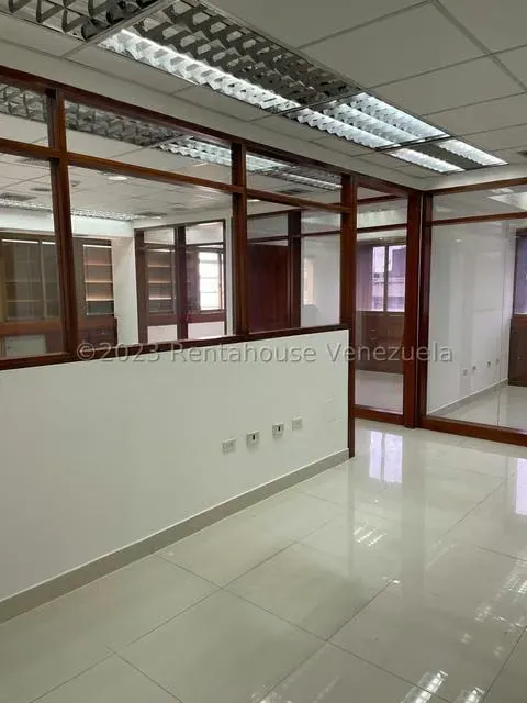 Oficina en Alquiler en Los Palos Grandes, Distrito Metropolitano - 10