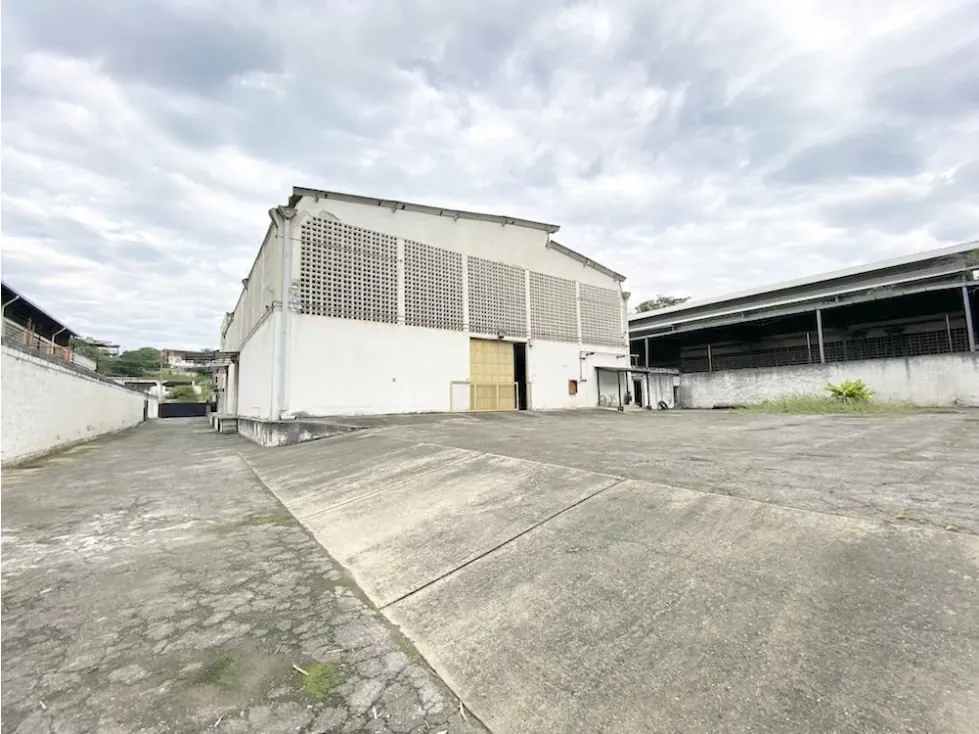 Se vende galpón 2518 m2 Guatire 3592