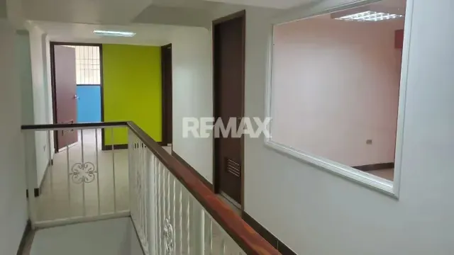 Se VENDE OFICINA EN SAN LORENZO PLANTA BAJA Y 1er PISO - 11