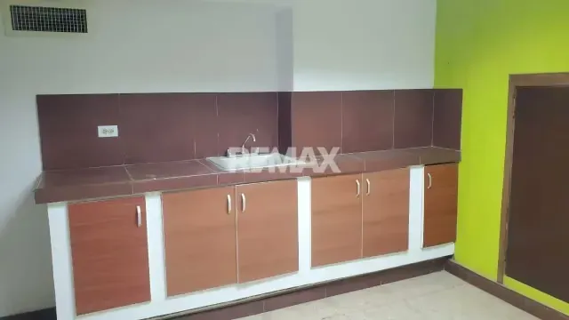 Se VENDE OFICINA EN SAN LORENZO PLANTA BAJA Y 1er PISO - 12