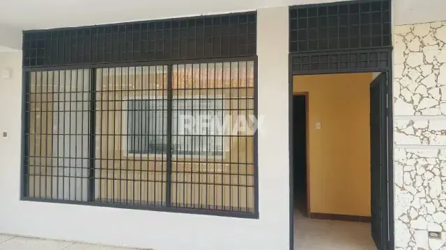 Se VENDE OFICINA EN SAN LORENZO PLANTA BAJA Y 1er PISO - 7