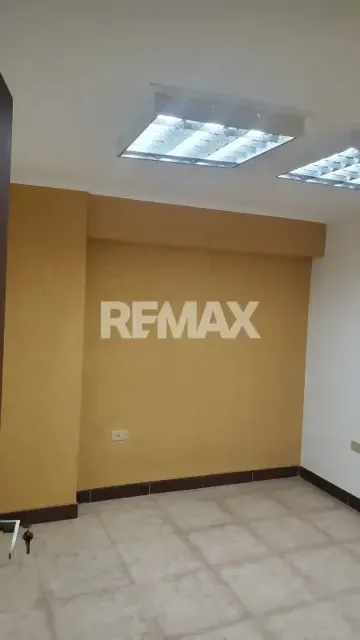 Se VENDE OFICINA EN SAN LORENZO PLANTA BAJA Y 1er PISO - 8