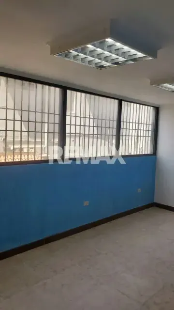 Se VENDE OFICINA EN SAN LORENZO PLANTA BAJA Y 1er PISO - 9