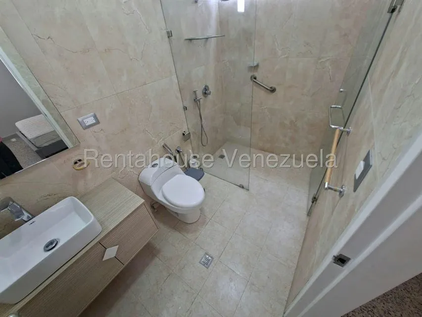 Apartamento (1 Nivel) en Alquiler en Los Palos Grandes, Distrito Metropolitano - 9