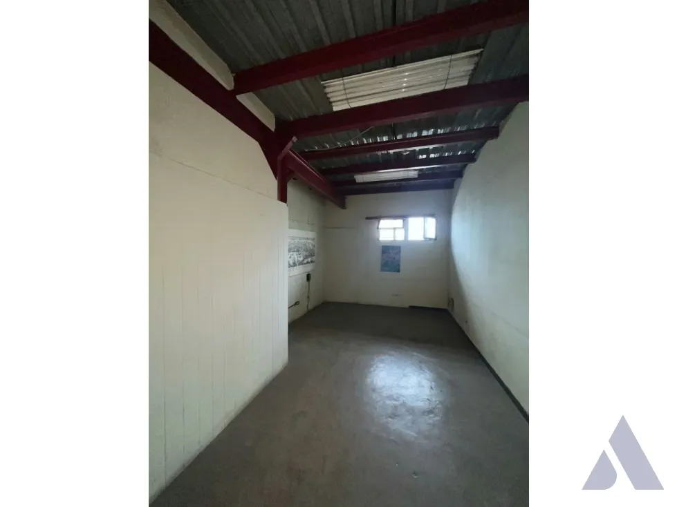 Alquilo local/Deposito 130m2 Zona industrial La Trinidad 6299 - 3