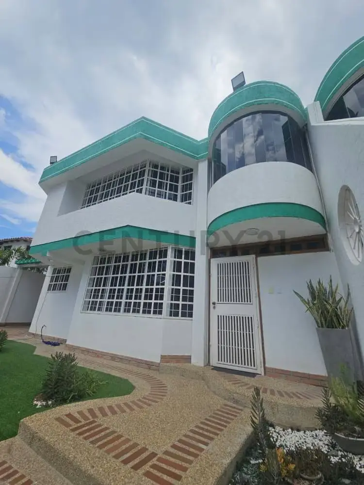 VENTA AMPLIO TOWN HOUSE LECHERIA CERCA DE PLAYA MANSA