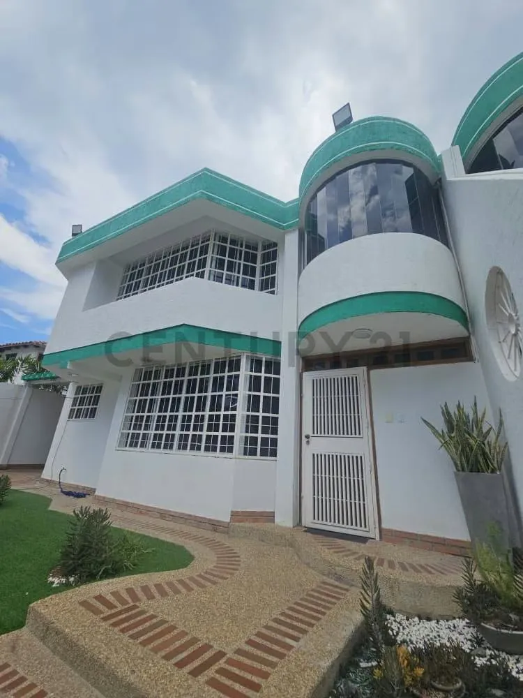 VENTA AMPLIO TOWN HOUSE LECHERIA CERCA DE PLAYA MANSA