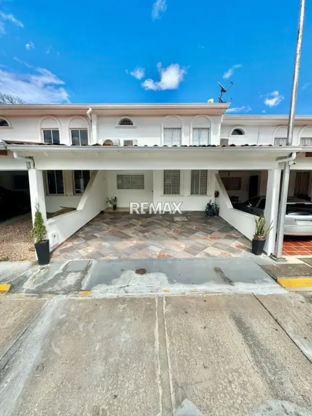 En Venta: Hermosa Casa en Urbanización Doña Emilia Ubicada en el Sector Pueblo Nuevo.