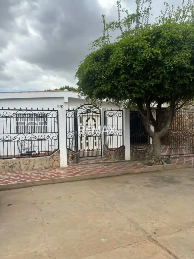 CASA AMOBLADA EN URBANIZACION ALTOS DE MARACAIBO
