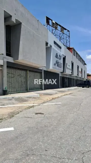 En venta local comercial en plena av. Las industrias frente a Sidetur Barquisimeto Edo. Lara.