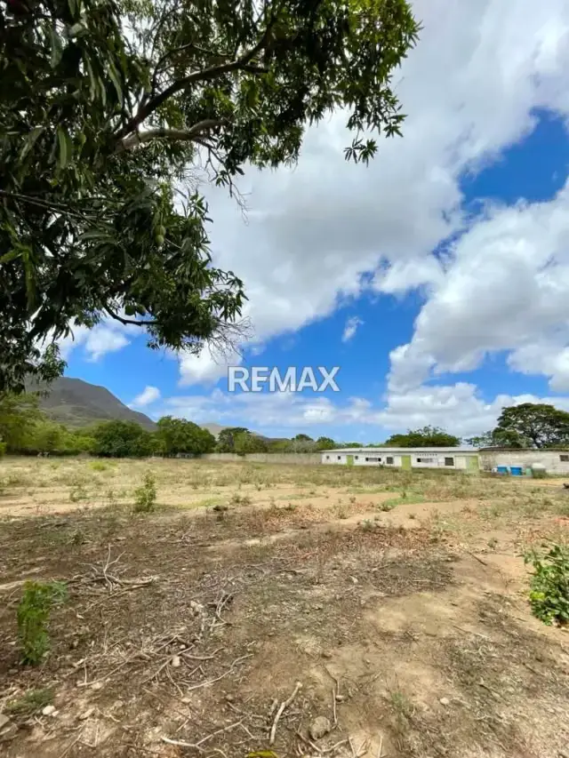 EN VENTA TERRENO CON EDIFICACION DE GALPONES