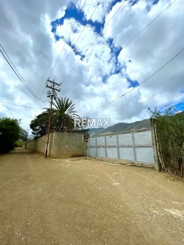 EN VENTA TERRENO CON EDIFICACION DE GALPONES - 12