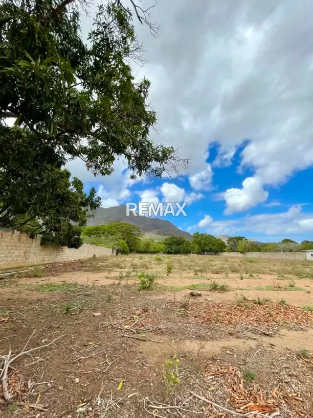 EN VENTA TERRENO CON EDIFICACION DE GALPONES - 2