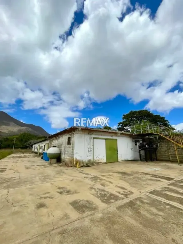 EN VENTA TERRENO CON EDIFICACION DE GALPONES - 3