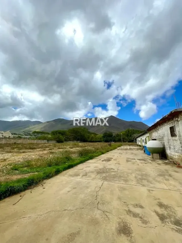 EN VENTA TERRENO CON EDIFICACION DE GALPONES - 4