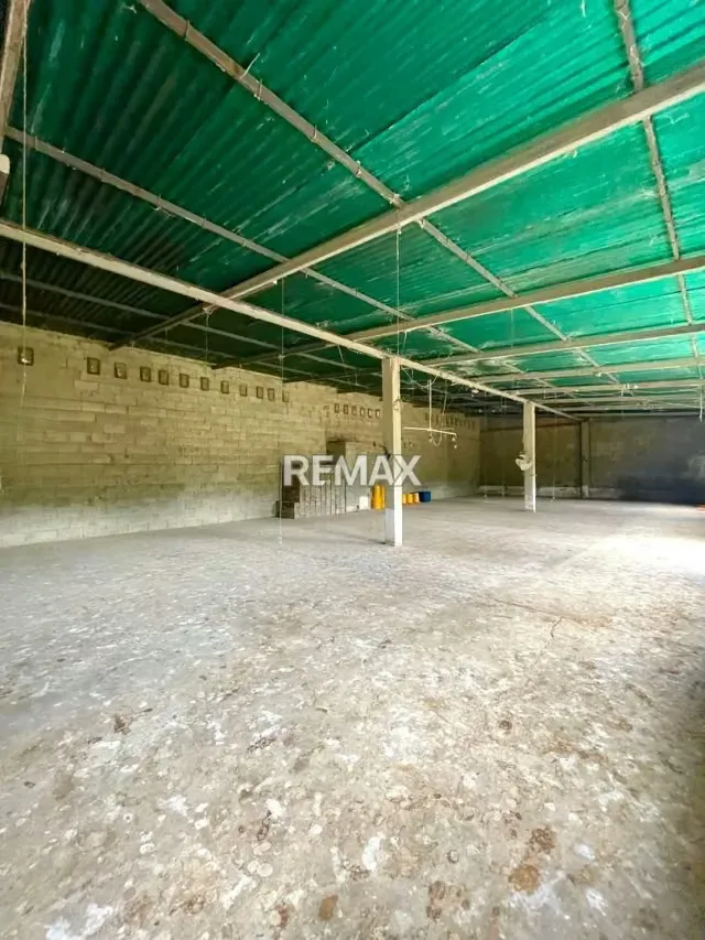 EN VENTA TERRENO CON EDIFICACION DE GALPONES - 6