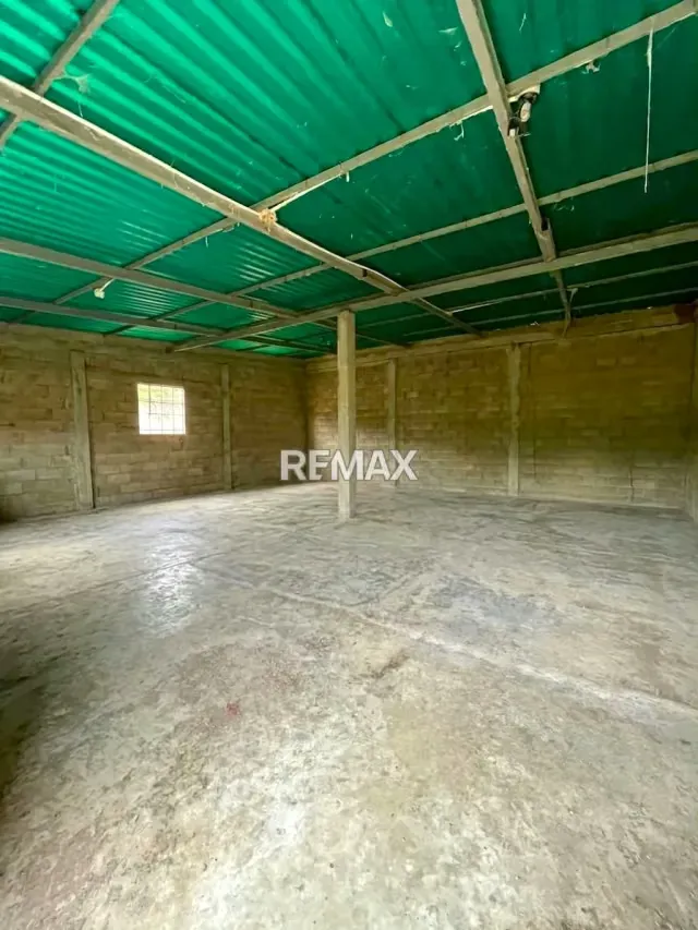 EN VENTA TERRENO CON EDIFICACION DE GALPONES - 7