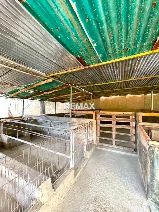 EN VENTA TERRENO CON EDIFICACION DE GALPONES - 10