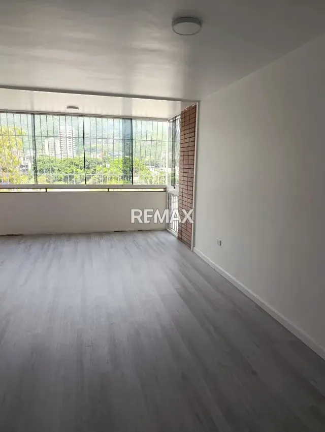 Hermoso Apartamento Remodelado en la Paz - 2