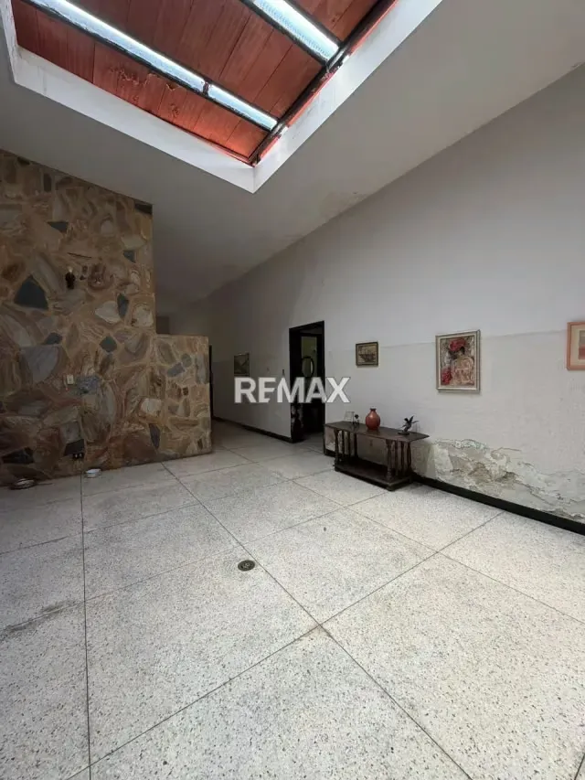 Venta de Casa Excelente Ubicación en La Floresta - 2