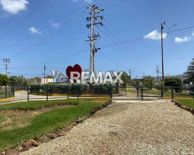 ¡EN VENTA TERRENO RESIDENCIAL DE 379M² EN MARGARITA! VISTA A LA MONTAÑA, SERVICIOS DE AGUALUZ LISTOS Y PAPELES EN REGLA EN EL MUNICIPIO DÍAZ. ¡INVIERTE SEGURO CERCA DEL MAR Y SUPERMERCADOS!