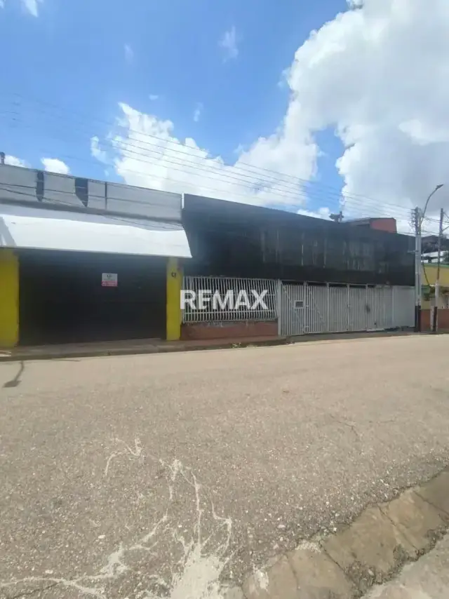 Se vende excelente local comercial ideal para licorería, ubicado estratégicamente en el Sector Centro, entre la Av. Bicentenario y la Calle Azcue