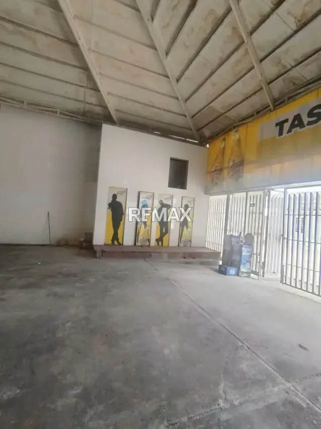 Se vende excelente local comercial ideal para licorería, ubicado estratégicamente en el Sector Centro, entre la Av. Bicentenario y la Calle Azcue - 2