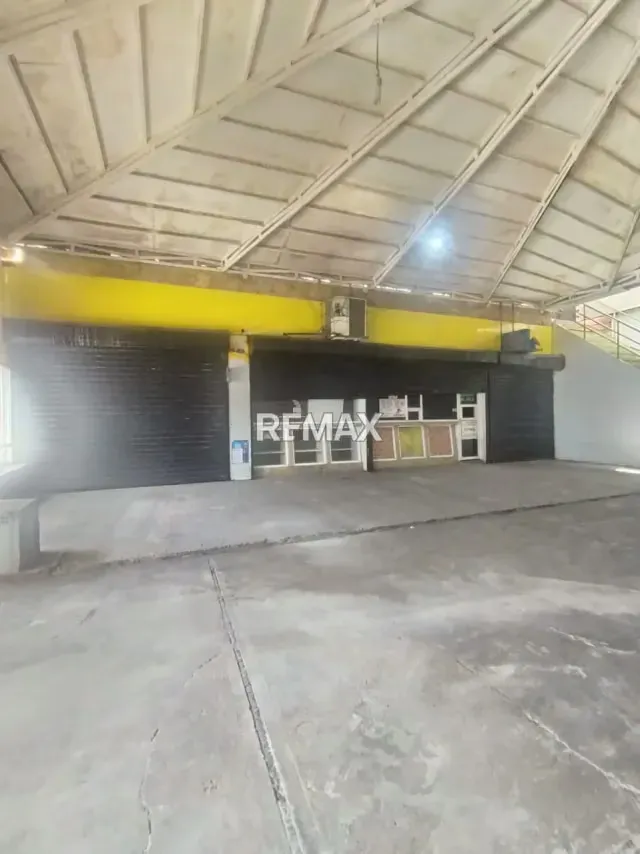 Se vende excelente local comercial ideal para licorería, ubicado estratégicamente en el Sector Centro, entre la Av. Bicentenario y la Calle Azcue - 3